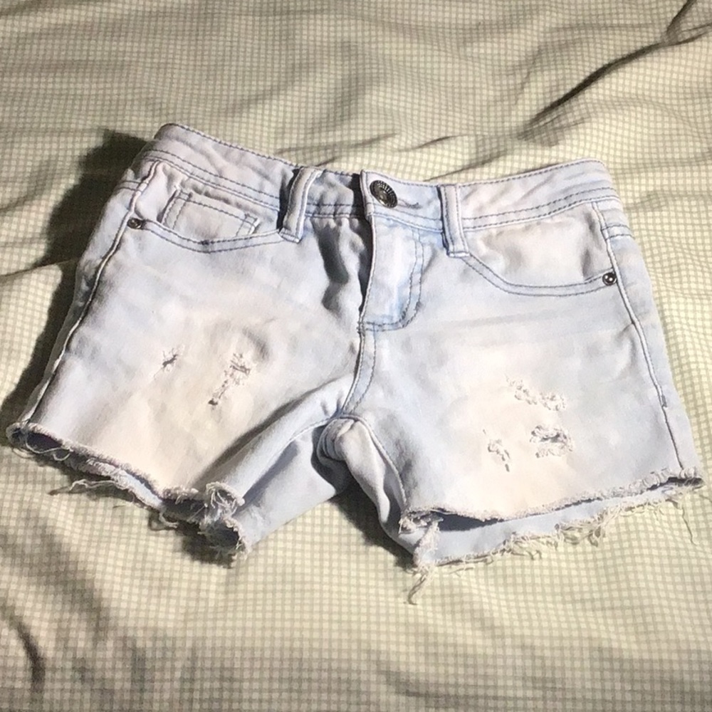 Squeeze ripped jean shorts